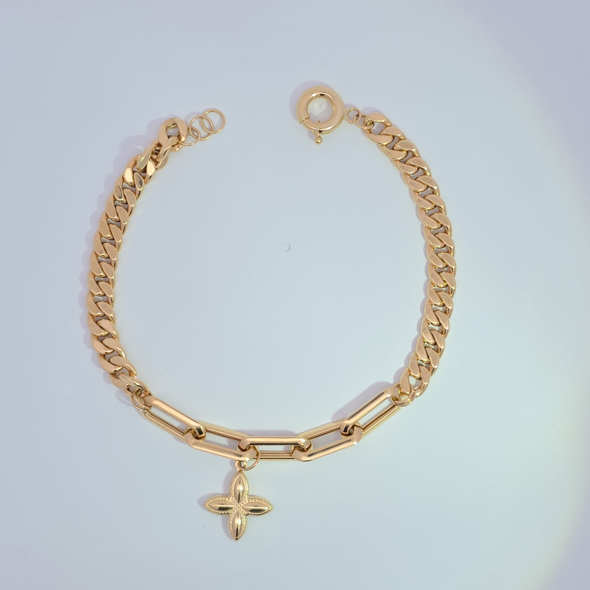 18K bracelet with a charm 6.80g